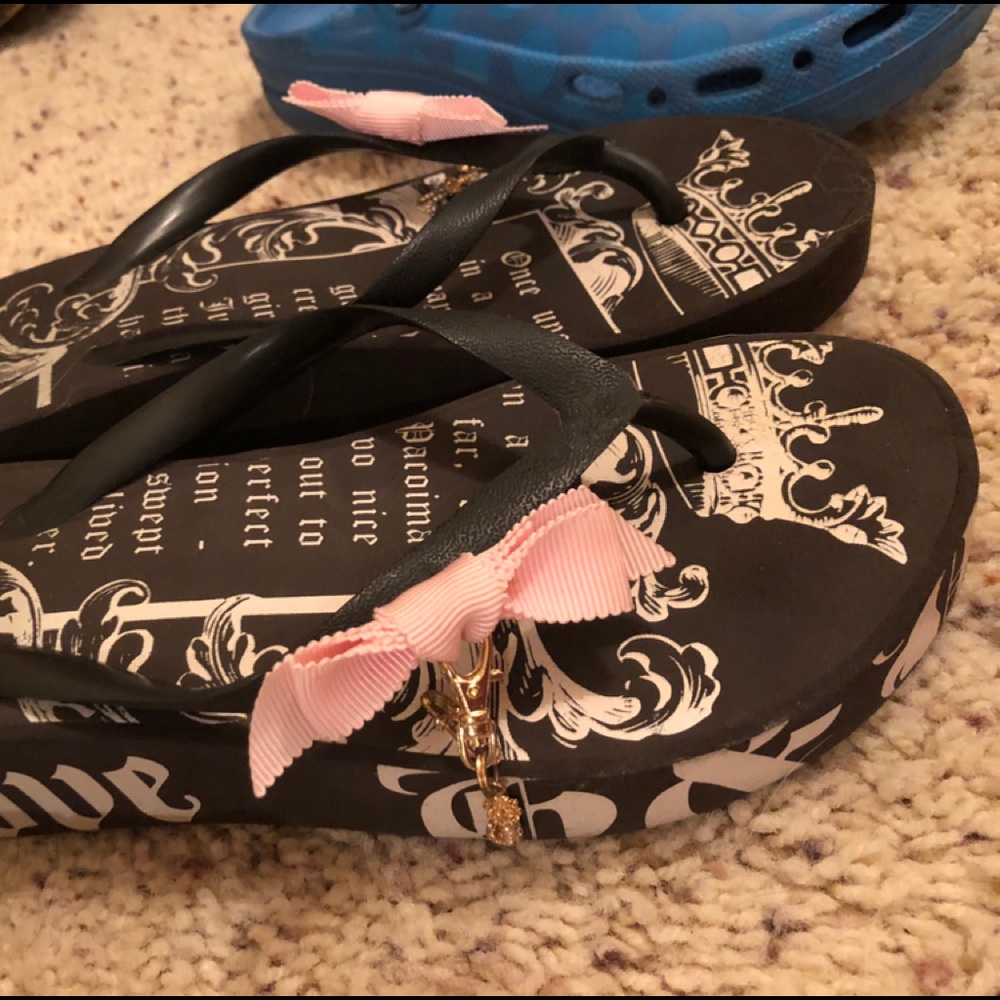 Juicy couture flip flops